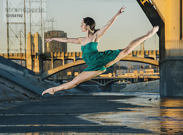 Junge Tänzerin springt in der Luft  Los Angeles  USA