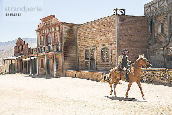 Cowboy reitet auf einem Wildwest-Filmset  Fort Bravo  Tabernas  Almeria  Spanien