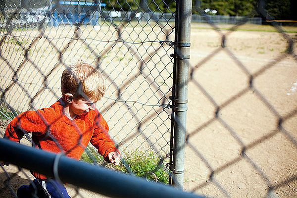 Kleiner Junge läuft auf ein Baseballfeld