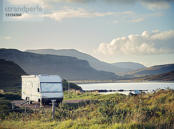 Wohnmobil geparkt neben einem See  Ullapool  Schottland