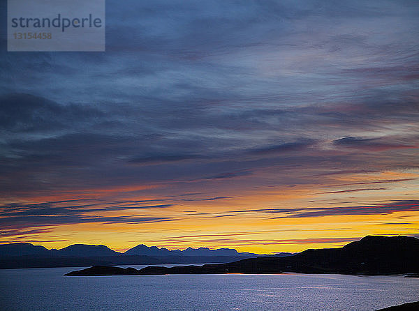 Sonnenuntergang über einem See  Assynt  Schottland