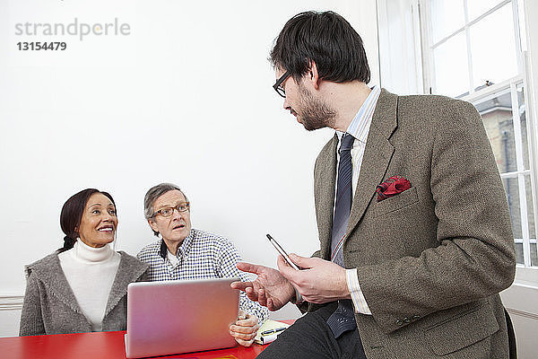 Geschäftsleute  die im Büro arbeiten