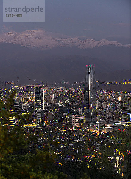Providencia-Gebäude und Gran Torre Santiago vom Hügel Cerro San Cristobal in der Abenddämmerung  Santiago  Chile