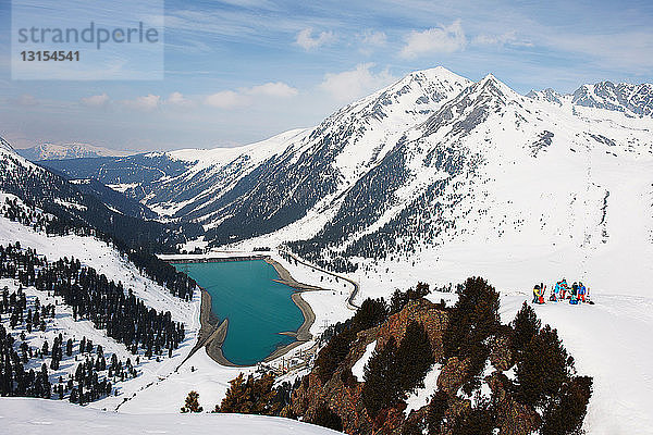 Skifahrer in einer Berg- und Seenlandschaft  Kuhtai  Österreich