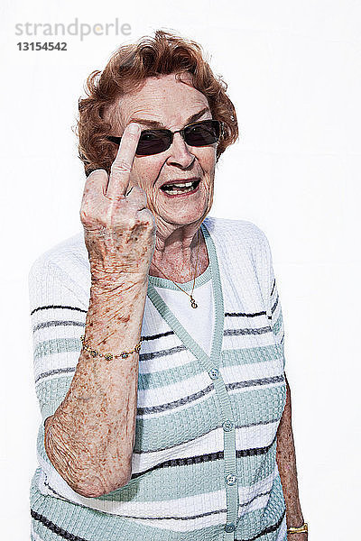 Porträt einer älteren Frau mit obszöner Geste