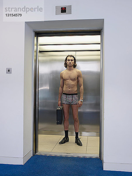 Mann in Unterwäsche in einem Aufzug