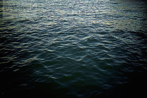Vollbildaufnahme von dunklem  kabbeligem Wasser  Hudson River