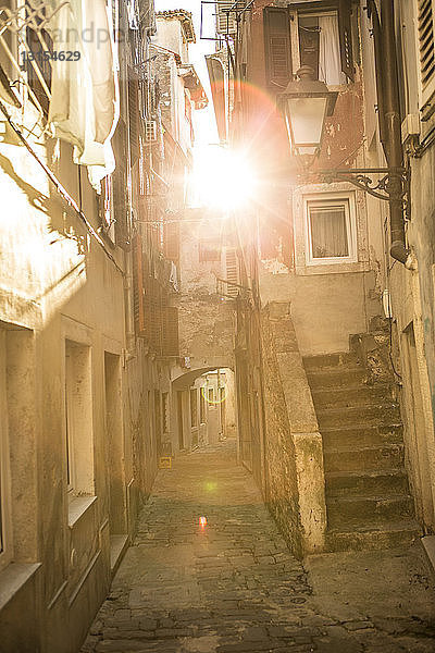 Backstreet im Sonnenlicht  Piran  Slowenien