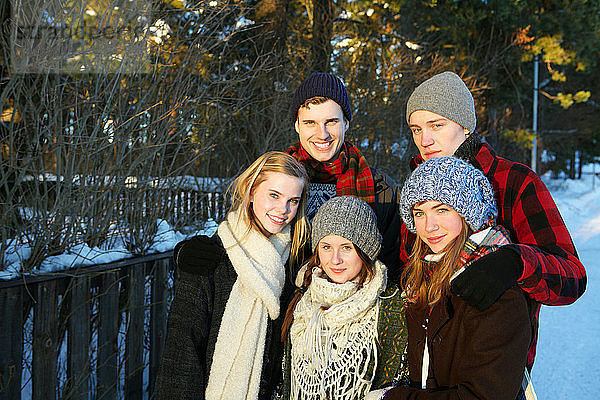 Lächelnde Teenager in Winterlandschaft