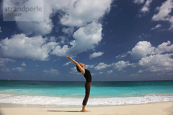 Ältere Frau macht Yoga am Strand  Paradise Island  Nassau  Bahamas