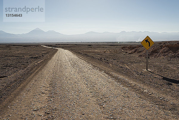 Straße nach Valle de la Luna (Tal des Mondes)  Atacama-Wüste  El Norte Grande  Chile