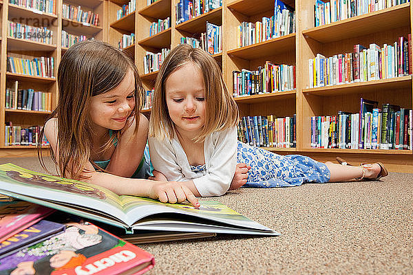 Schüler in der Schulbibliothek