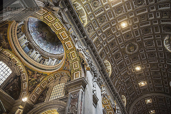 Innenraum des Petersdoms  Vatikanstadt