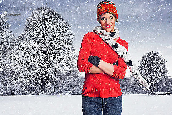 Frau in Winterkleidung im Schnee