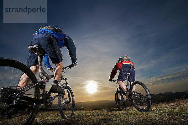 Zwei Mountainbiker fahren zusammen.