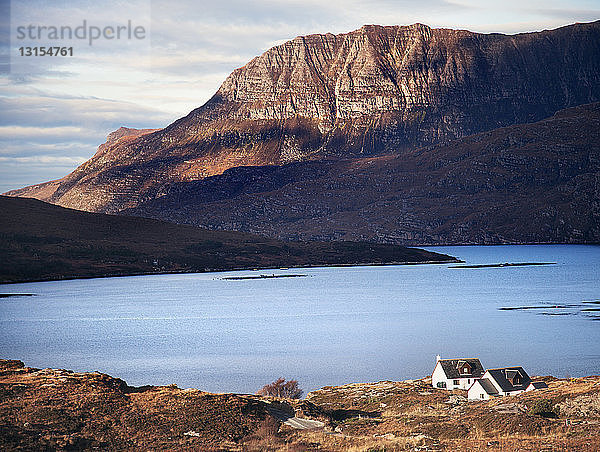 Blick auf ein Cottage neben einem See  Assynt  nordwestliche Highlands  Schottland  UK