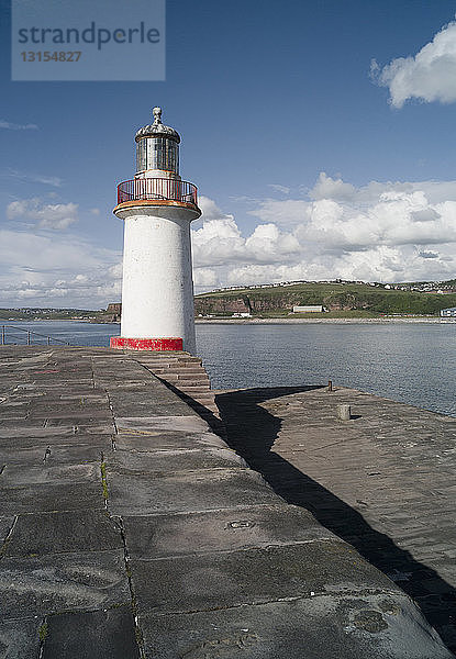 Leuchtturm und Seeschutz  Whitehaven  Cumbria  England