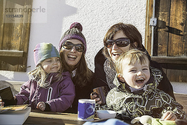 Familie im Urlaub  Achenkirch  Tirol  Österreich