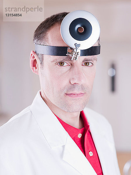 Arzt mit einem Ophthalmoskop