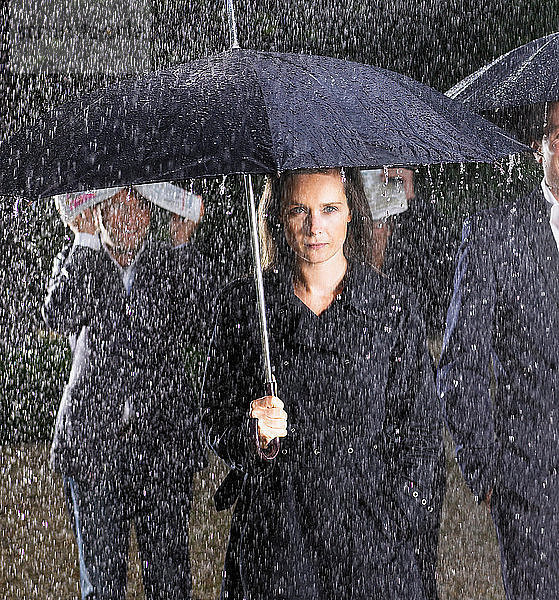 Menschen mit Regenschirm  im Regen