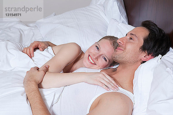 Paar im Bett  lachend