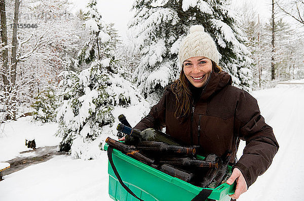 Frau trägt Recycling