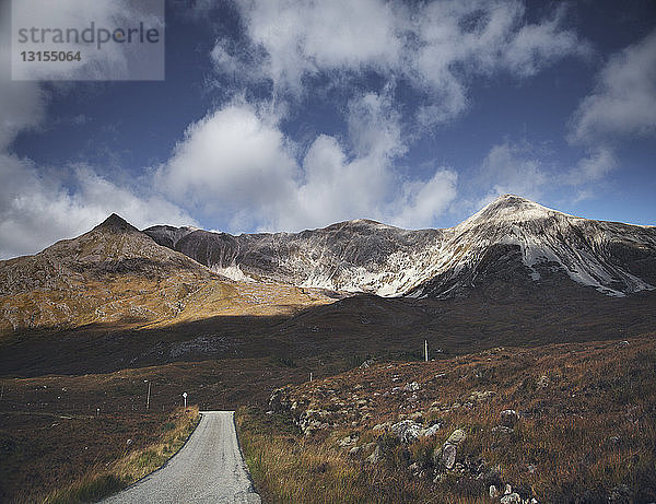 Einspurige Straße durch eine Bergkette  Highland  Schottland