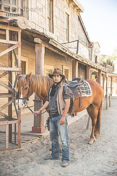 Porträt eines Cowboys und eines Pferdes am Set eines Wildwestfilms  Fort Bravo  Tabernas  Almeria  Spanien