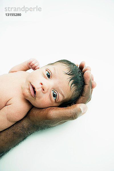 Vater hält junges Baby in den Armen