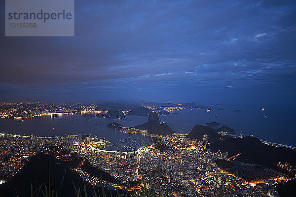 Zuckerhut und Hafen bei Nacht  Rio De Janeiro  Brasilien