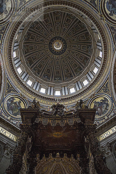 Innenraum des Petersdoms  Vatikanstadt