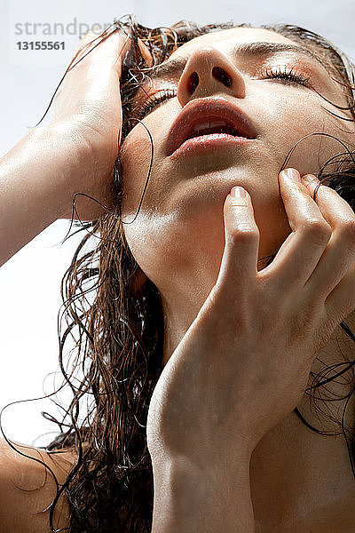 Porträt einer jungen Frau mit nassen Haaren