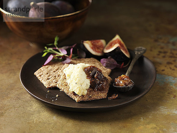 Stiltonpastete  Feigen- und Dattelchutney auf braunem Keramikteller