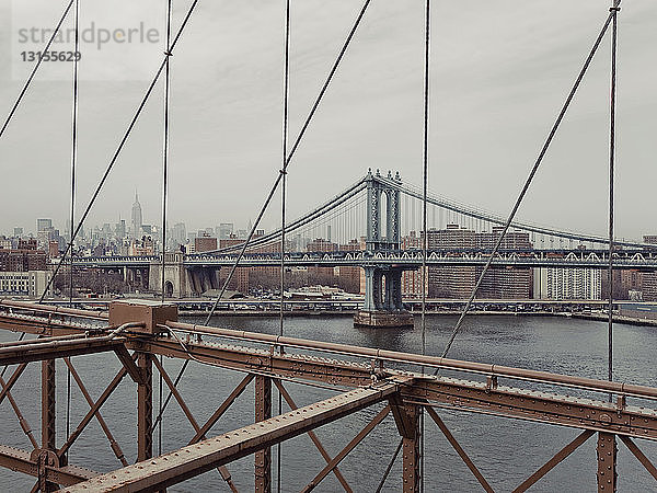 Die Manhattan Bridge von der Brooklyn Bridge aus  New York  USA