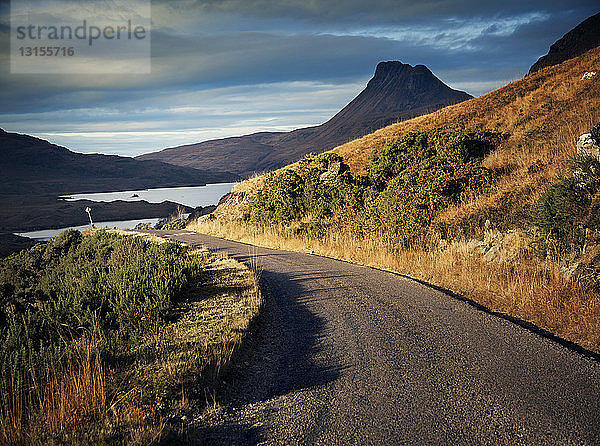 Ländliche Straße und Blick auf Stac Pollaidh  Assynt  nordwestliche Highlands  Schottland  UK