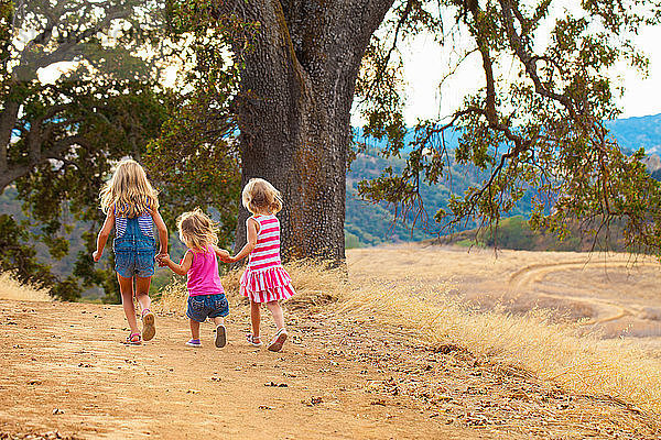 Mädchen beim Spazierengehen  Mt. Diablo State Park  Kalifornien  USA