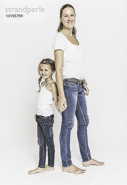 Porträt von Mutter und Tochter  Rücken an Rücken stehend