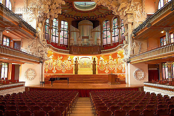 Sitzgelegenheiten im reich verzierten Innenraum des Palau de la Musica Catalana  Barcelona  Spanien