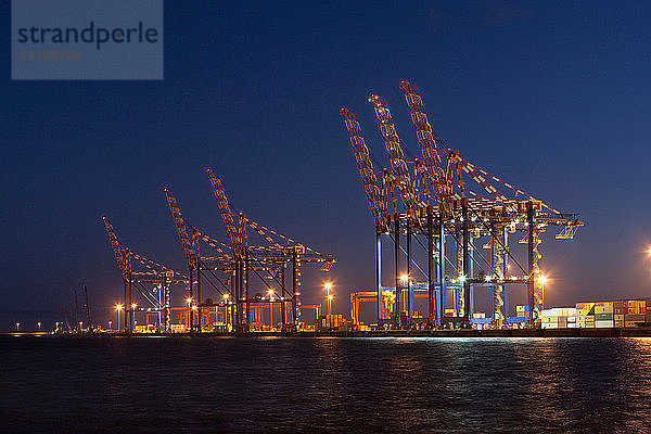 Kräne in der Werft bei Nacht beleuchtet