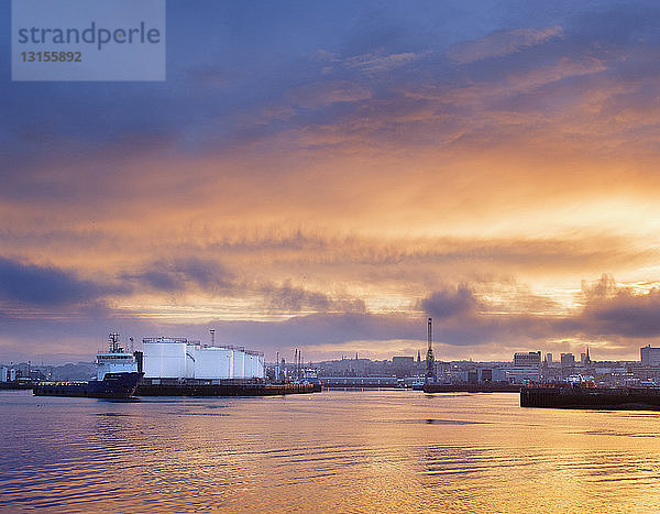 Öl- oder Gaslagertanks  Hafen von Aberdeen  Schottland