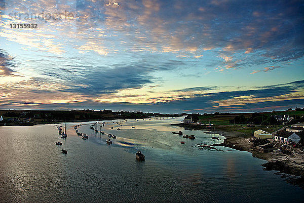 Sonnenuntergang über Booten in der Normandie  Frankreich