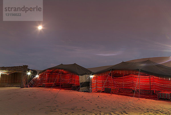 Beduinenzelte bei Nacht in der Wüste  Adu Dhabi  Vereinigte Arabische Emirate
