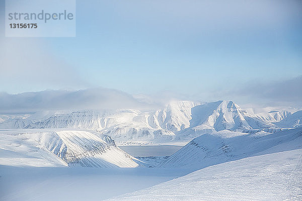 Verschneite Berglandschaft  Svalbard  Norwegen