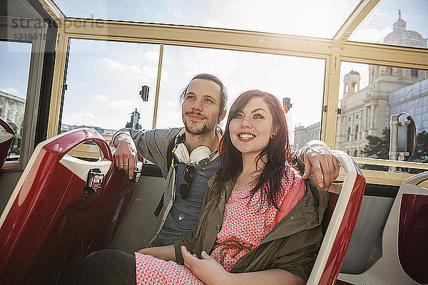 Junges erwachsenes Paar im Bus