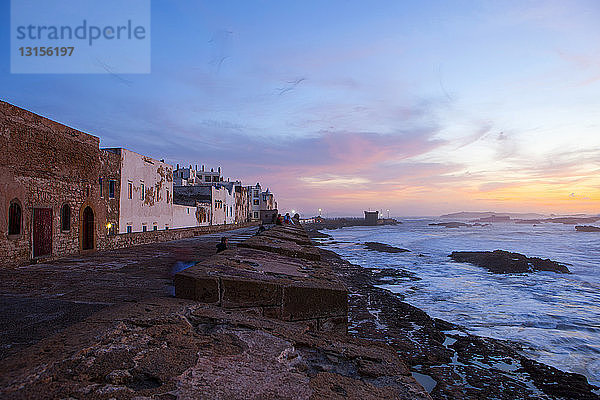 Stadtmauern und Uferpromenade bei Sonnenuntergang  Essaouira  Marokko