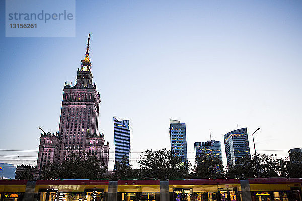 Der Palast der Kultur und Wissenschaft und die Straßenbahn  Warschau  Polen