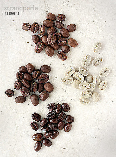 Stapel von verschiedenen Kaffeebohnen