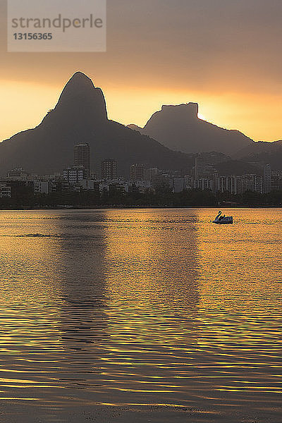 Lagoa Rodrigo de Freitas bei Sonnenuntergang  Rio De Janeiro  Brasilien