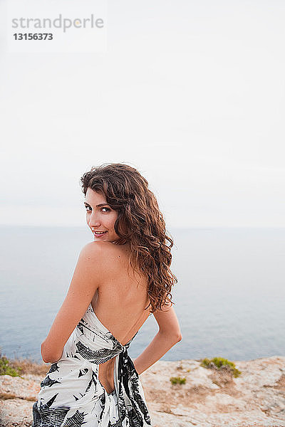 Frau im Kleid an der Steilküste