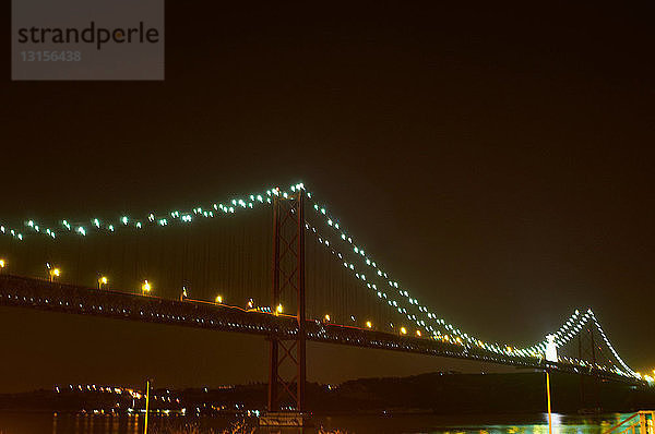 Städtische Brücke bei Nacht beleuchtet